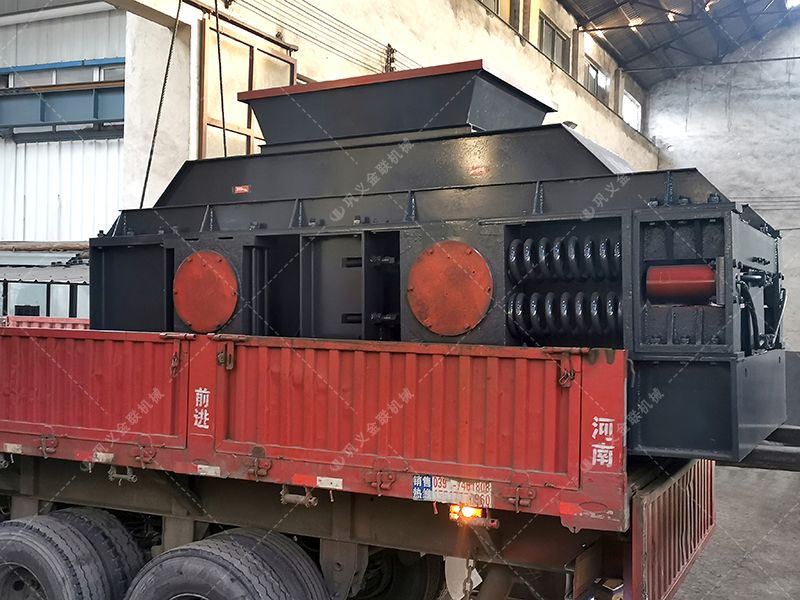 兩臺1500*1000全液壓對輥制砂機設備發(fā)往江西