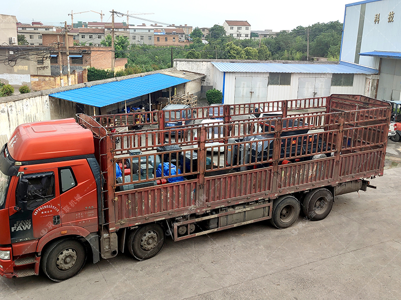 2PG1208大型液壓對(duì)輥破碎機(jī)發(fā)貨圖片