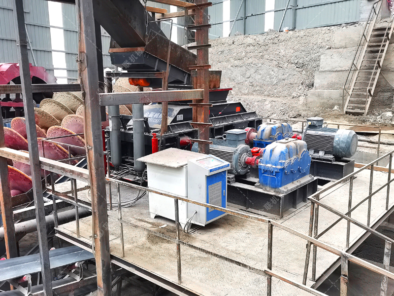 制砂用什么設備效果好？這款全自動數控對輥制砂機很不錯