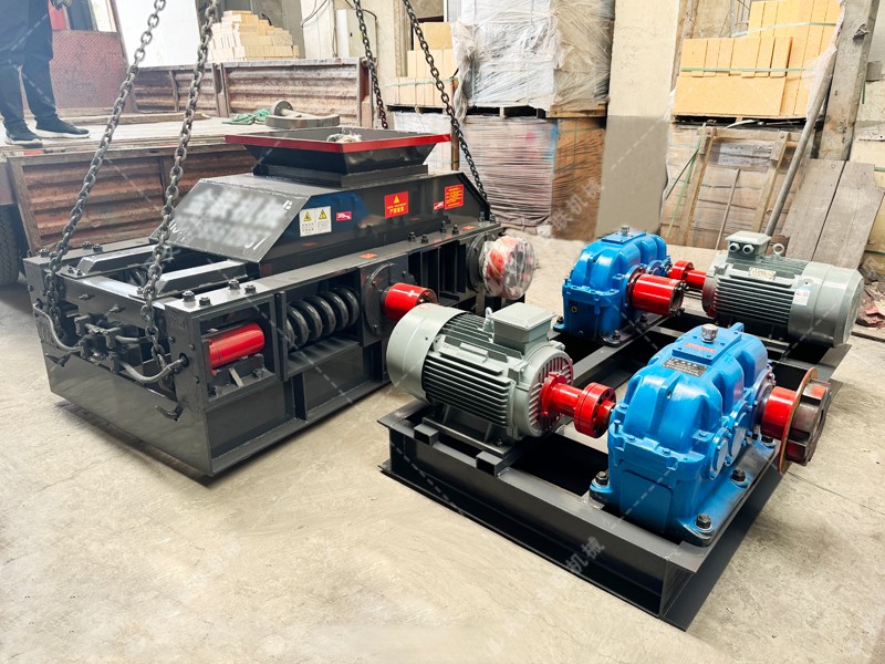 對輥細(xì)碎機_小型細(xì)碎對輥機,新型制砂細(xì)碎機生產(chǎn)視頻/型號圖片 對輥細(xì)碎機_小型細(xì)碎對輥機,新型制砂細(xì)碎機生產(chǎn)視頻/型號圖片